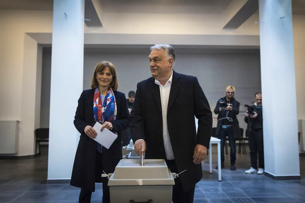 Der ungarische Ministerpräsident Viktor Orban und seine Frau Aniko Levai geben am 12. April 2026 in Budapest ihre Stimmen bei den Parlamentswahlen ab.