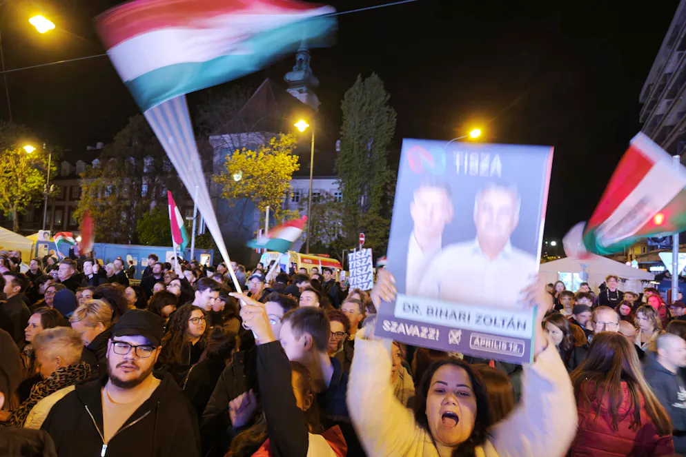 Anhänger von Magyars konservativer Partei feiern am Abend auf der Wahlparty der Tisztelet és Szabadság Párt kurz TISZA in Budapest.