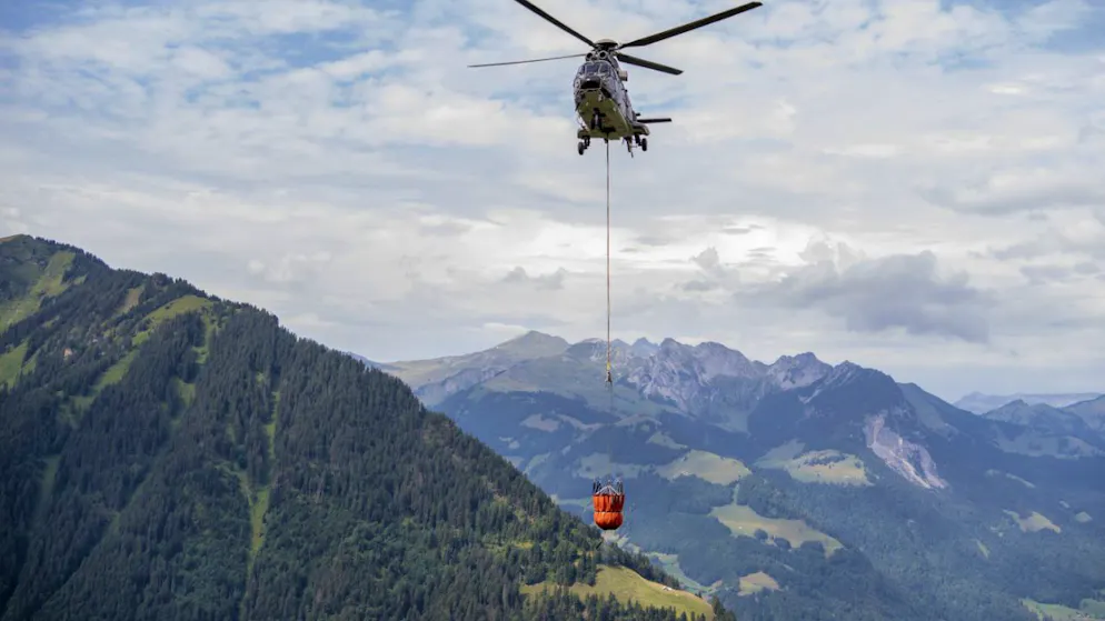 Nelle operazioni sono stati impiegati anche elicotteri civili e dell'esercito. (Foto simbolica)