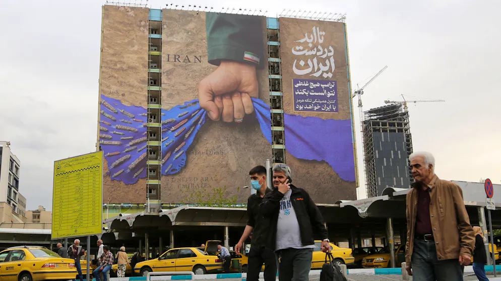Auf einem Propaganda-Poster in Teheran bekräftigt das iranische Regime, dass es die Kontrolle über die Strasse von Hormus und den Schiffsverkehr behalten wird. (12. April 2026)