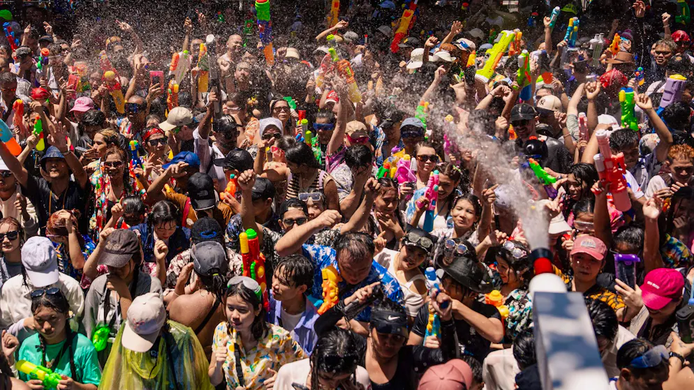 Neujahr bei 40 Grad. Thailands wildes Wasserfest startet mit Hitzealarm – und neuen Regeln