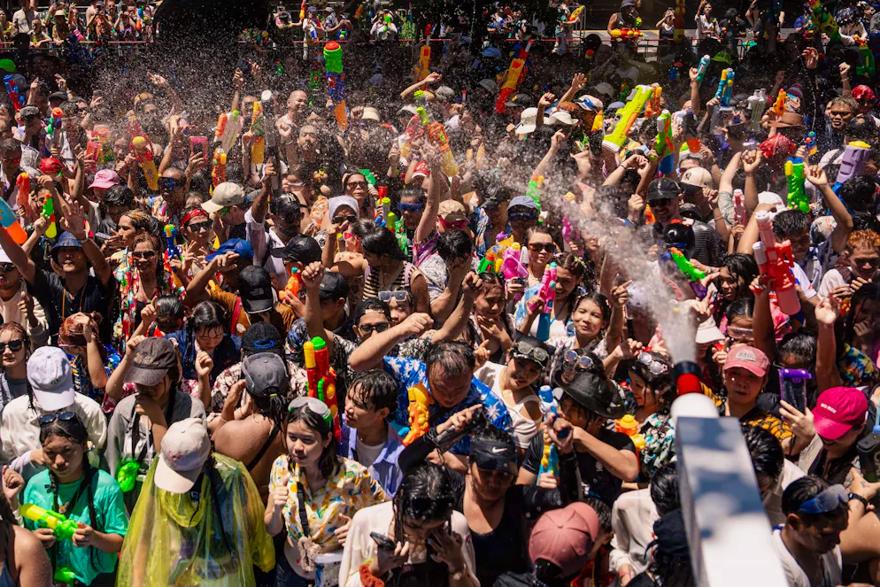 Thailands wildes Wasserfest startet mit Hitzealarm – Gallery. Traditionell reisen Touristen aus aller Welt zu der riesigen Wasser-Sause an.