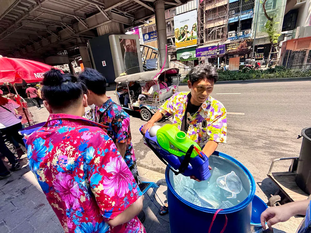 Thailands wildes Wasserfest startet mit Hitzealarm – Gallery. Auf den Partymeilen standen überall Wassercontainer bereit, um die bunten Plastikgewehre neu zu laden.