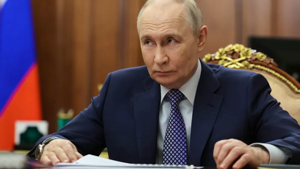 Kreml-Chef Wladimir Putin hat sich über ein mögliches Ende des Ukraine-Kriegs geäussert. «Ich denke, er neigt sich dem Ende zu, aber es ist nach wie vor eine ernste Angelegenheit», sagte er am Samstag zu Journalisten.