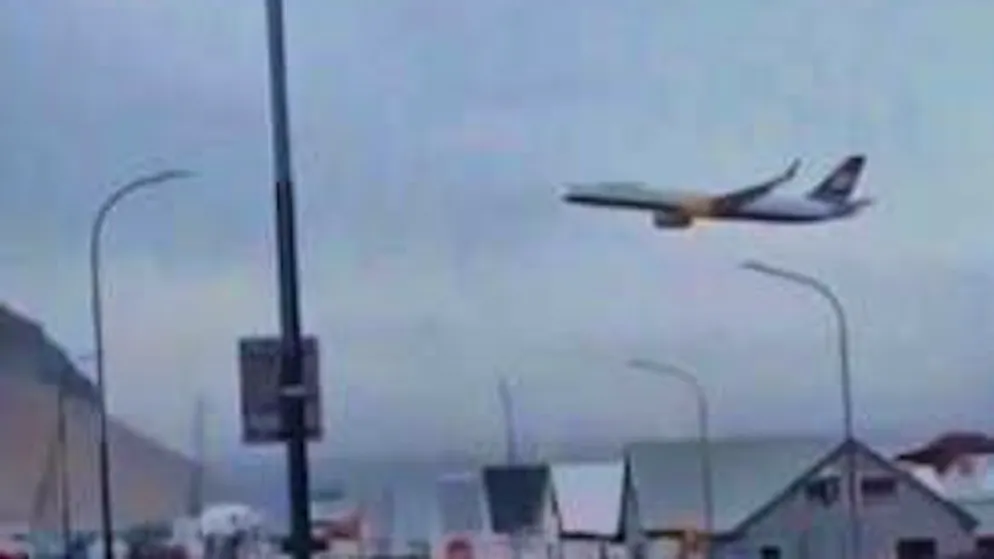 Ecco il video. Pilota sorvola la casa dei genitori prima di andare in pensione, ma finisce sotto inchiesta