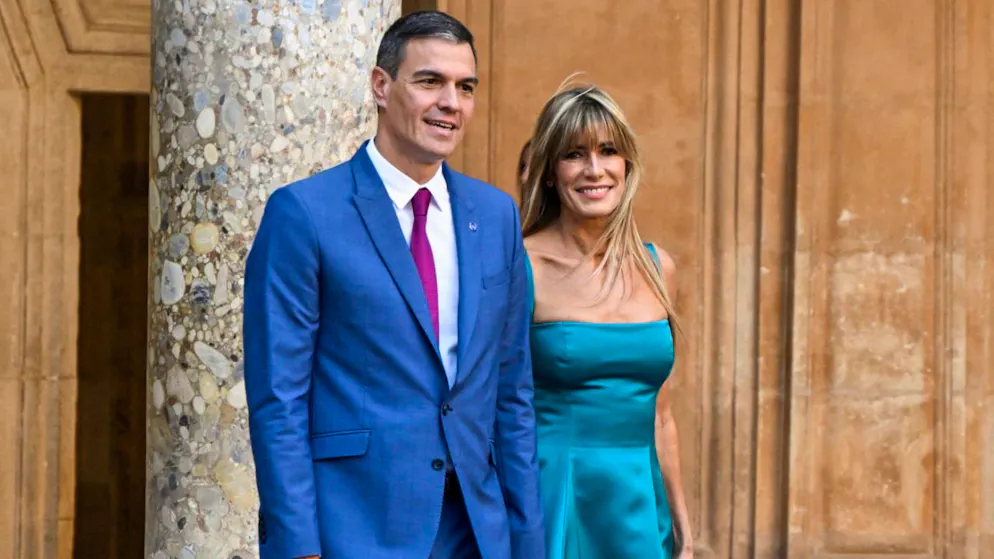 Begona Sanchez, aux côtés de son mari le Premier ministre espagnol Pedro Sanchez, est inculpée pour détournement de fonds, trafic d'influence, corruption et appropriation illicite (archives).