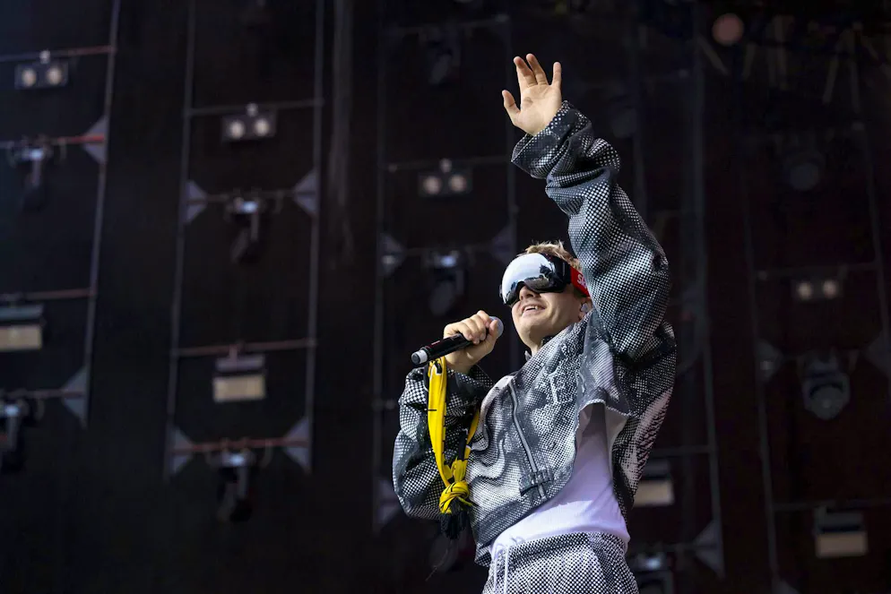 This is what he looked like last year: Rapper Ski Aggu. Here at his performance at the Gurtenfestival.