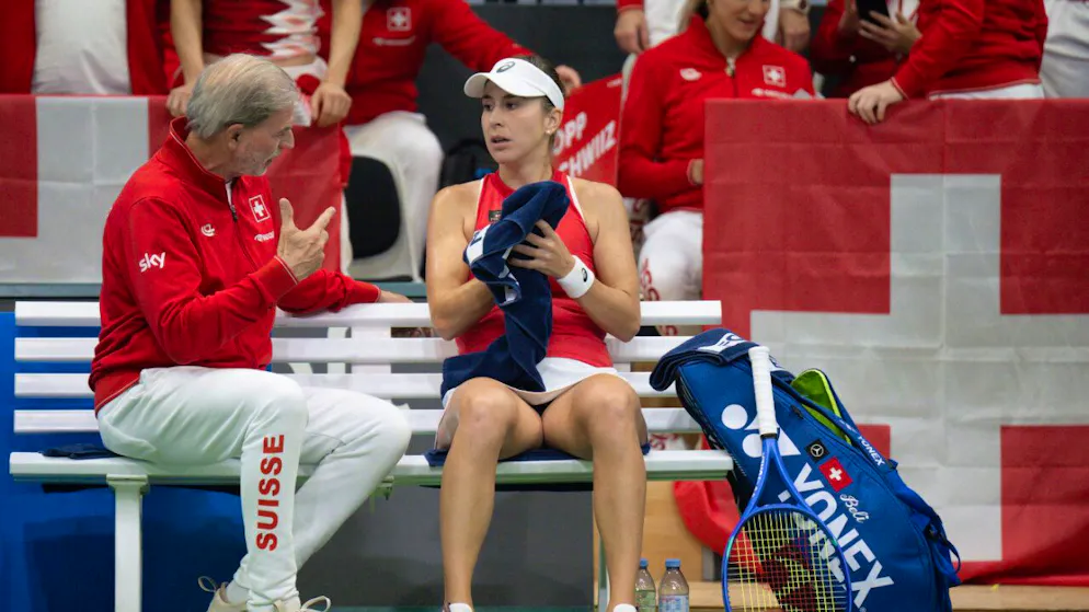 Ein dickes Lob vom Captain, aber am Ende bleibt nur der Frust: Hein Günthardt und Belinda Bencic am Billie Jean King Cup am Wochenende in Biel