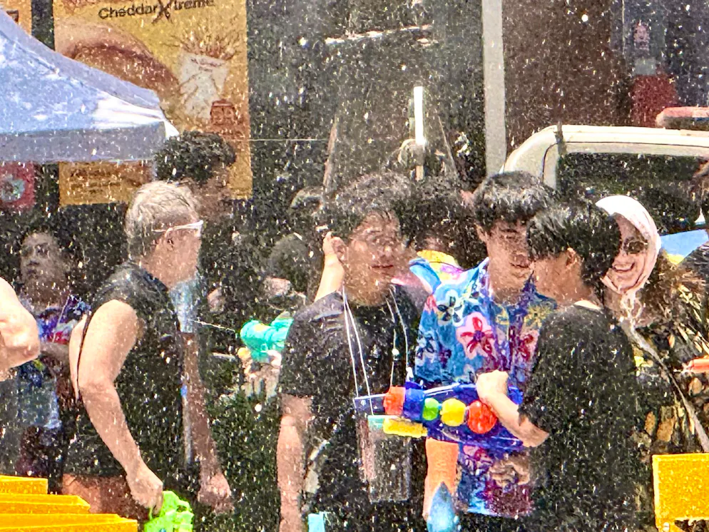 Thailands wildes Wasserfest startet mit Hitzealarm – Gallery. Einheimische und Touristen feiern traditionell zusammen – die meisten sind nach wenigen Minuten klatschnass.