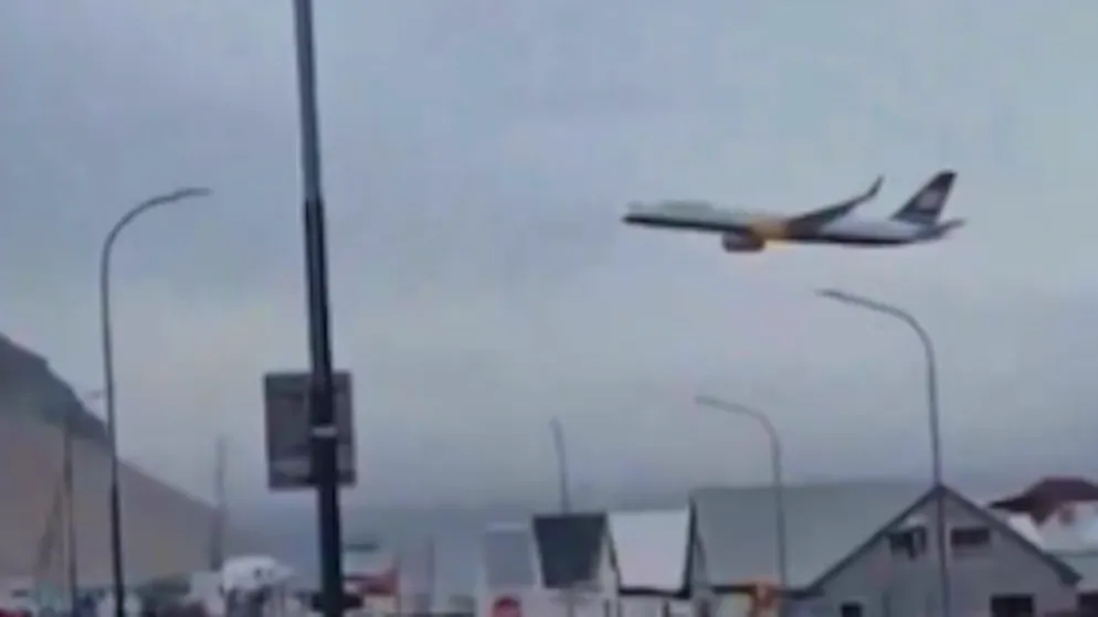 Residents film maneuver. Pilot flies 100 meters above parents' house - now under investigation