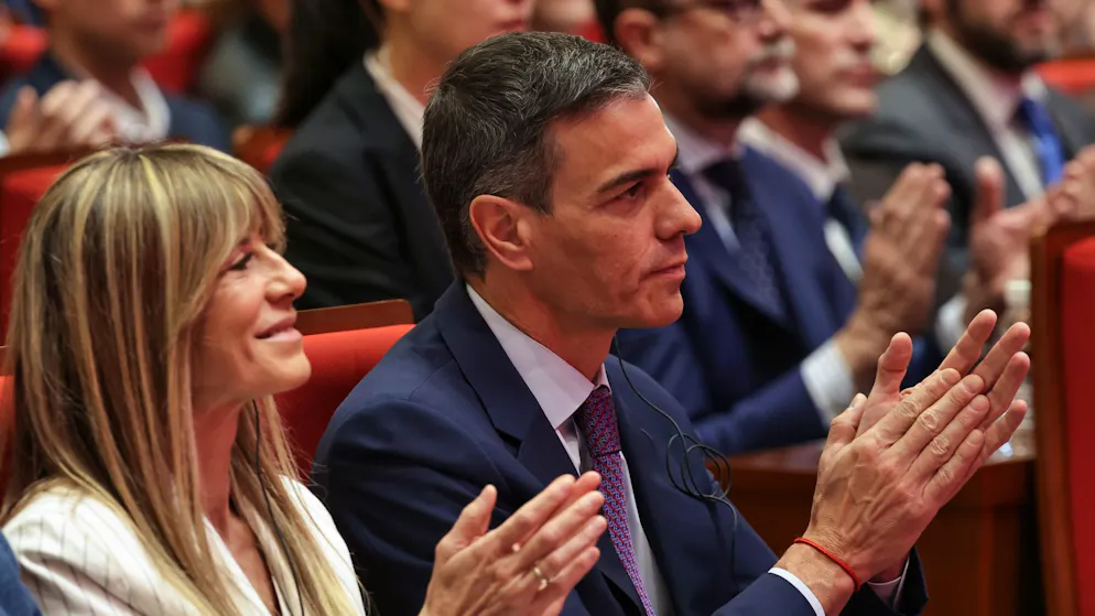 Spagna. Il rinvio a giudizio della moglie del premier Pedro Sanchez accende lo scontro politico