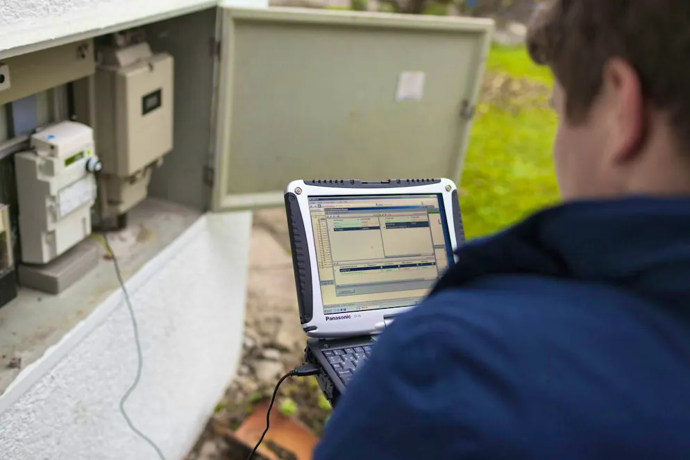 The fraudsters pretend to be electricity meter readers and demand access to the apartment.