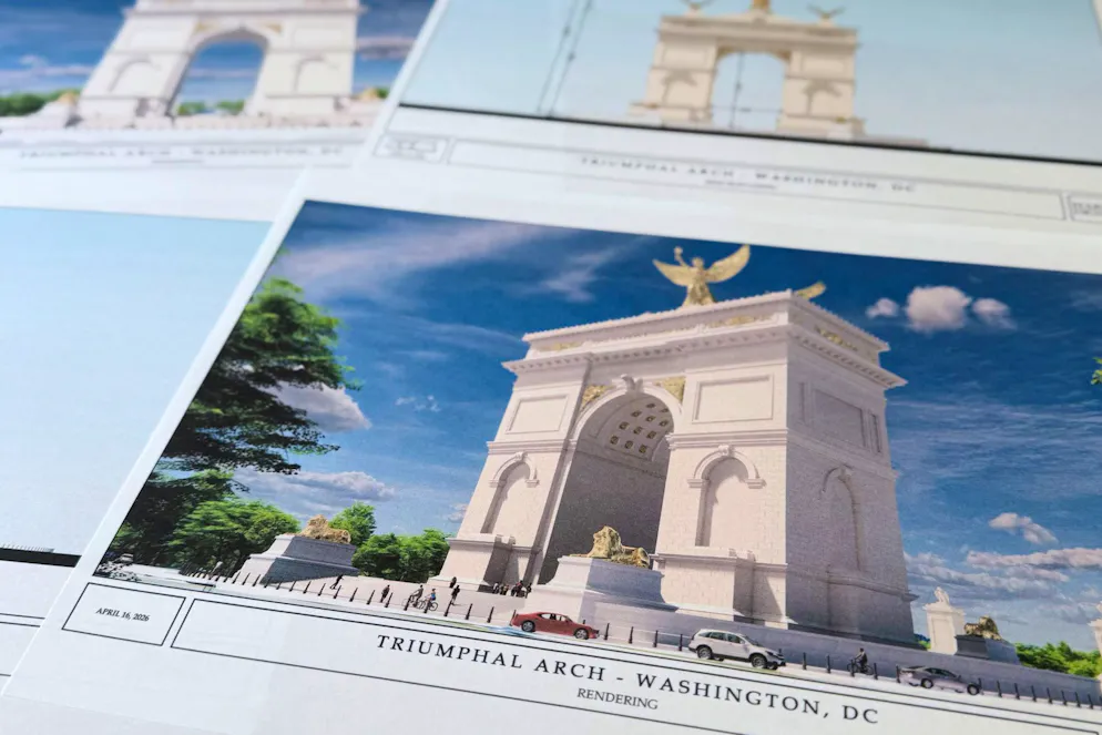 Des rendus artistiques et des schémas du nouvel arc de triomphe du président Donald Trump, publiés par la Commission des beaux-arts des États-Unis et dont la construction est prévue à Washington entre le Mémorial Lincoln et le cimetière national d'Arlington, ont été photographiés vendredi 10 avril 2026. (AP Photo/Jon Elswick)