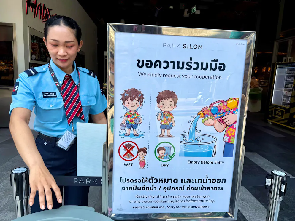Thailands wildes Wasserfest startet mit Hitzealarm – Gallery. Spass ja – aber mit Regeln: Vor dem Betreten einiger Gebäude müssen die Wasserpistolen ausgeleert werden.