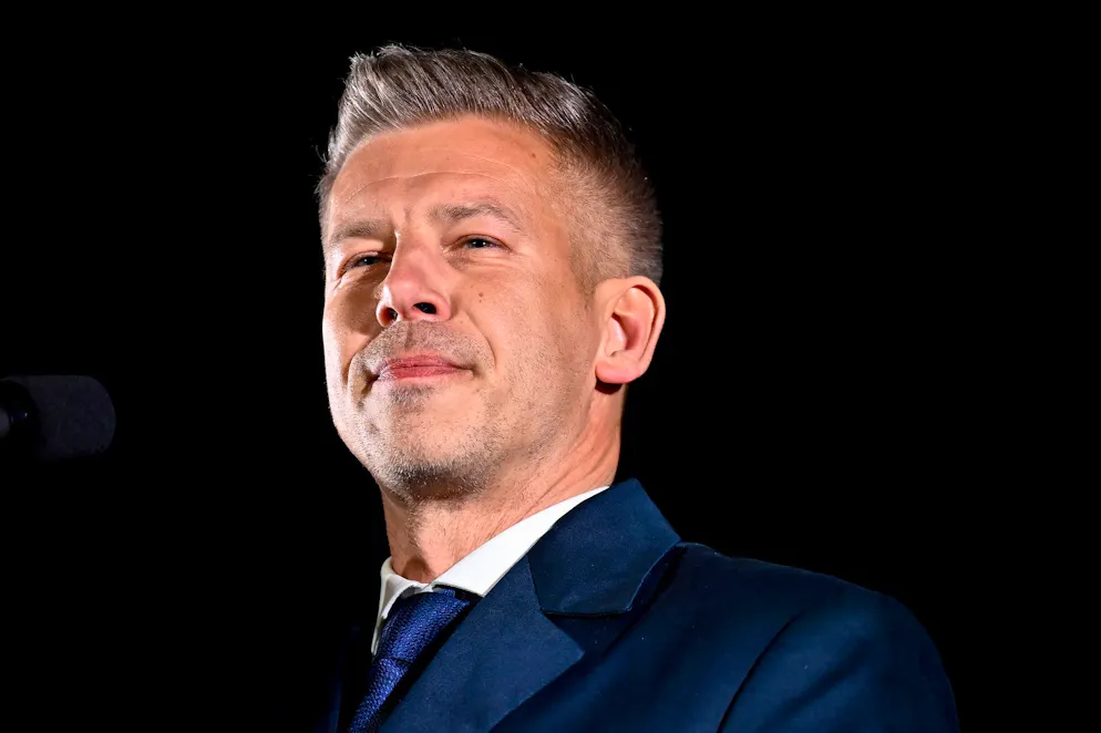 Magyar. Peter Magyar, chef du parti d'opposition Tisza, s'adresse à ses partisans après l'annonce des résultats partiels des élections législatives, à Budapest, en Hongrie, le dimanche 12 avril 2026. (AP Photo/Denes Erdos)