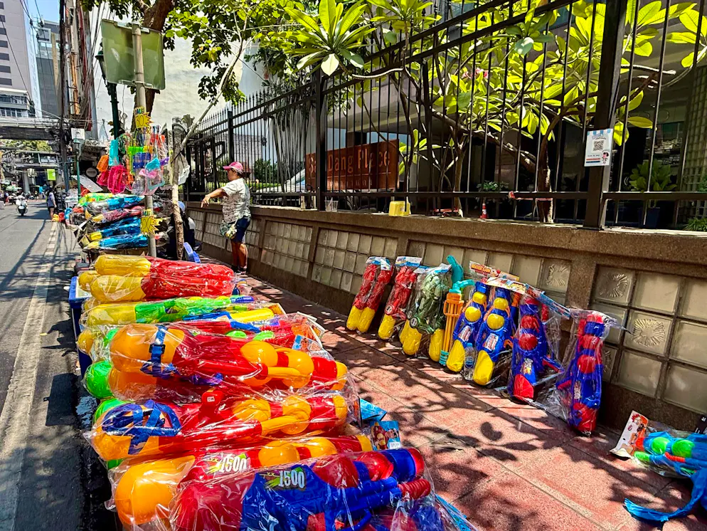 Thailands wildes Wasserfest startet mit Hitzealarm – Gallery. Schon seit Tagen standen landesweit kunterbunte Wasserpistolen zum Verkauf.