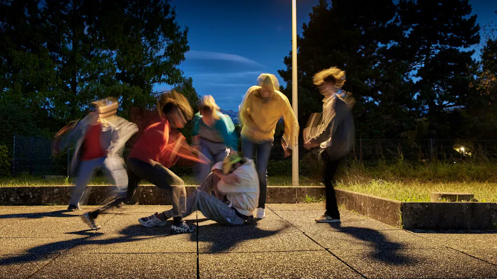 Pestaggio fatale a Massa. Papà morto davanti al figlio di 11 anni, parla la compagna: «L'hanno ucciso a calci e pugni»