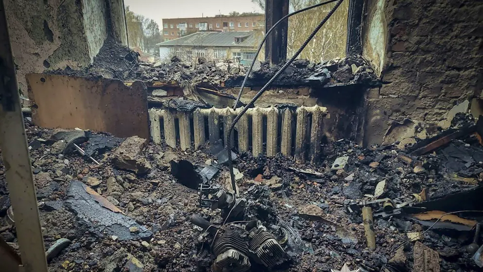 Ein am Samstag bei einem russischen Drohnenangriff zerstörtes Wohngebäude in Sumy.  