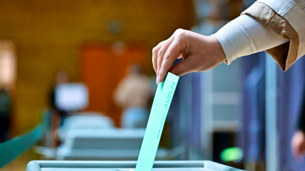 A woman casts her vote at a polling station during the Hungarian parliamentary elections. Photo: Denes Erdos/AP/dpa