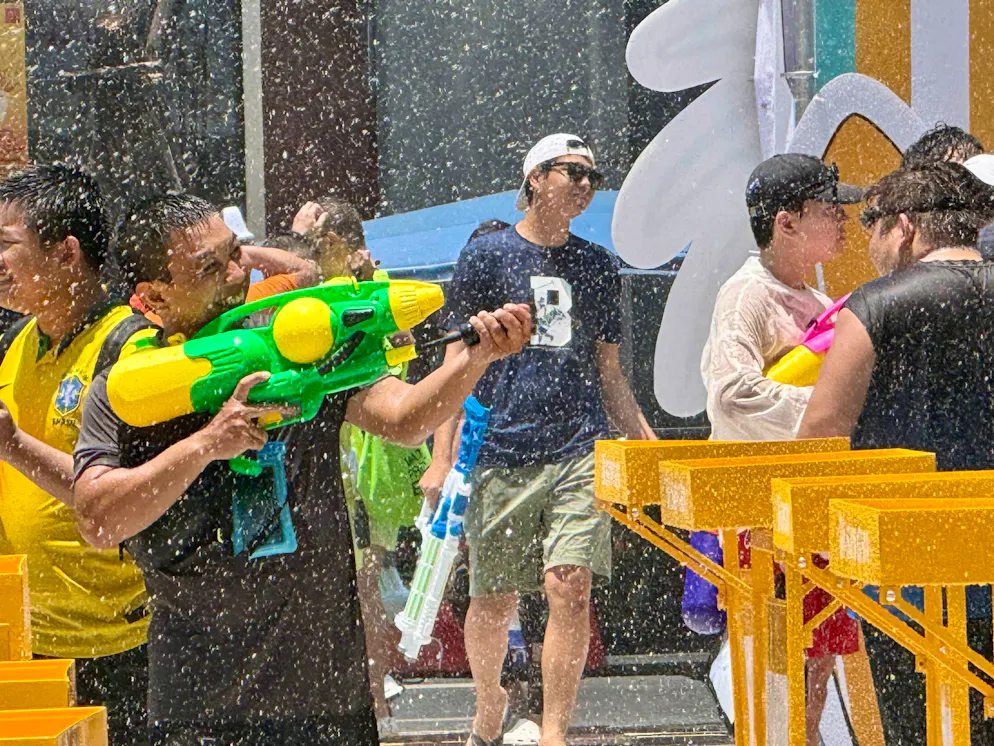 Thailands wildes Wasserfest startet mit Hitzealarm – Gallery. Bei der grossen Hitze bieten die Wasserschlachten eine willkommene Abkühlung.