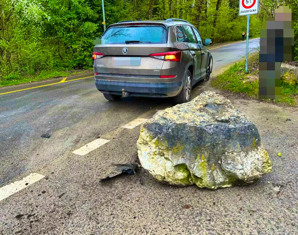 The mother and her son were hit by a stone. 