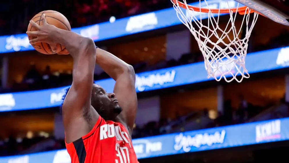 Clint Capela versenkt gegen die Memphis Grizzlies den Ball im Korb