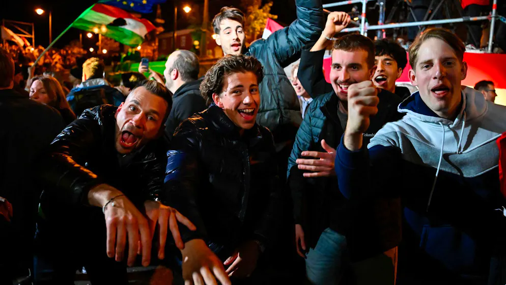 Magyars Traumsieg in Ungarn verändert Gleichungen in Europa – Gallery. Auf den Strassen von Budapest kannte die Freude über die Abwahl Orbans keine Grenzen. 