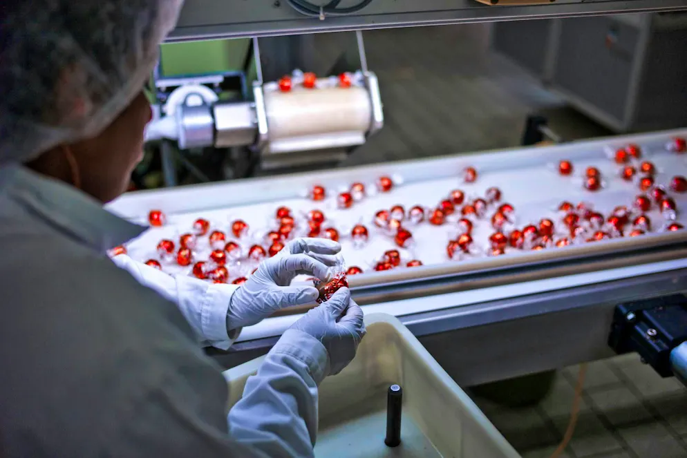 Production of Lindor balls at the Lindt & Sprüngli chocolate factory in Kilchberg ZH: Aldi came too close to the original, rules the Commercial Court.