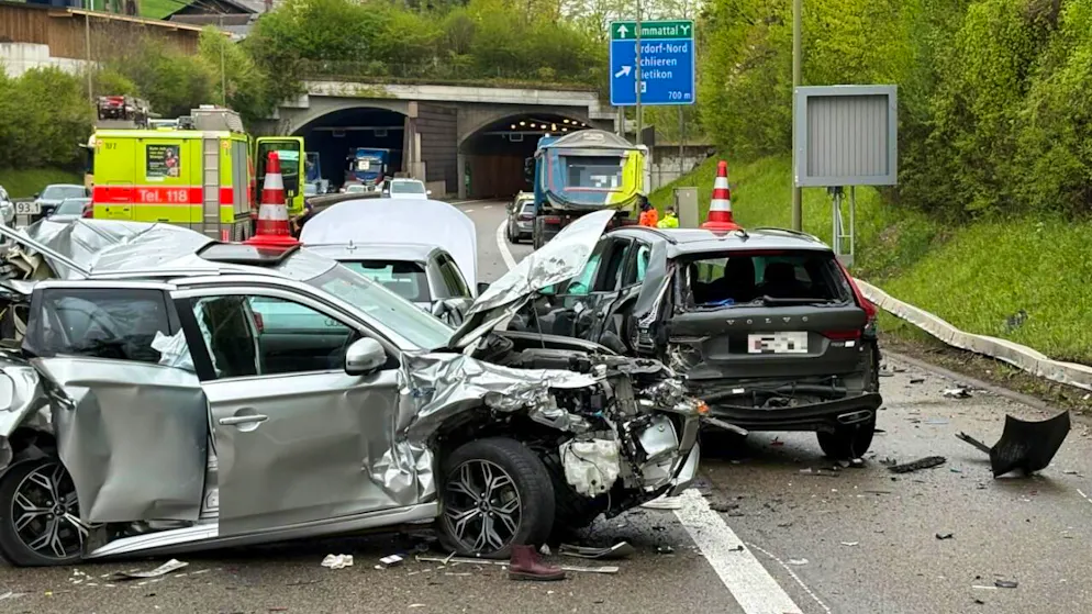 Nel canton Zurigo. Un camion finisce contro un'auto in coda sull'A3, quattro feriti