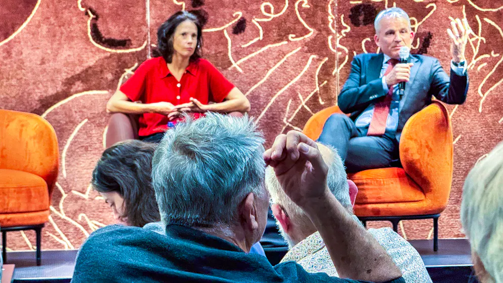 Bundesrat Beat Jans (rechts) zusammen mit der Journalistin Priscilla Imboden.