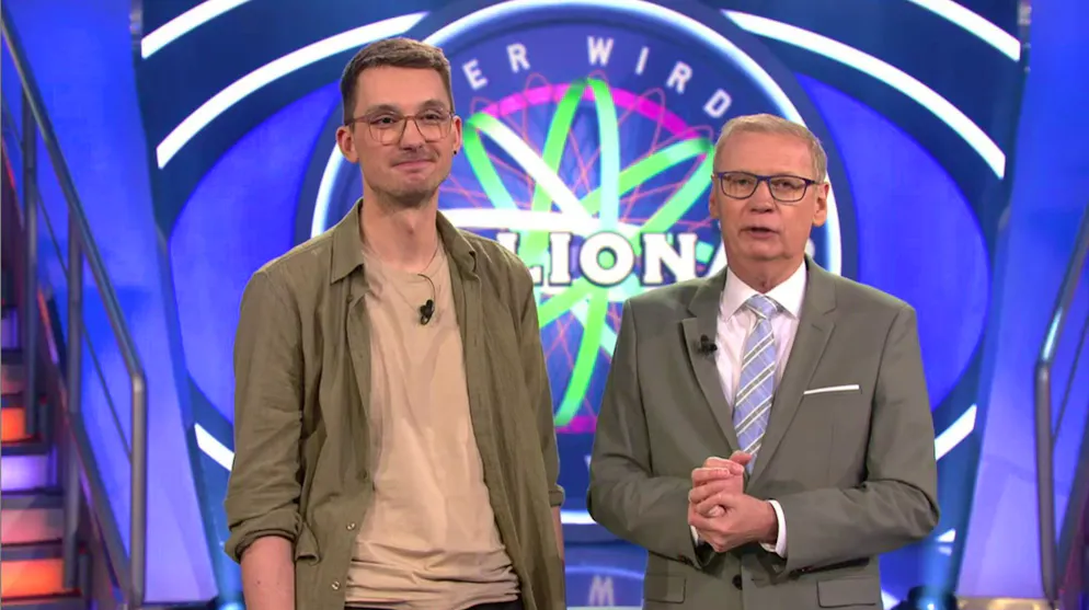 Tom Wollnik (links), Software-Entwickler aus Berlin, plauderte in der RTL-Show «Wer wird Millionär?» aus, wie viele Croissants Bundeskanzler Merz auf einem kurzen Flug konsumiert. Noch beeindruckender ist sein schwindelerregendes Klettern auf der Fragenleiter.