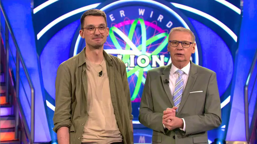 Tom Wollnik (left), software developer from Berlin, revealed how many croissants Chancellor Merz consumes on a short flight on "Who wants to be a millionaire? Even more impressive was his dizzying climb up the question ladder.