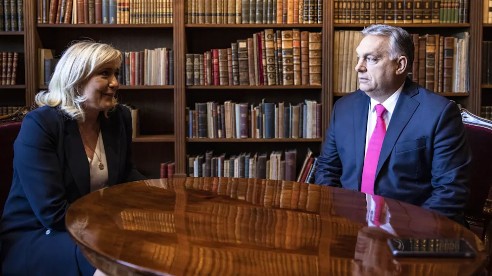 Marine Le Pen trîfft im Oktober 2021 Viktor Orban in Budapest.