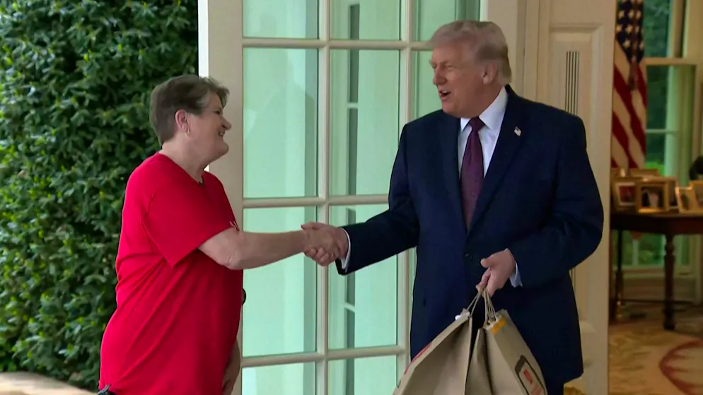 Bizarre PR stunt. Delivery woman upsets Trump - video shows embarrassing moment