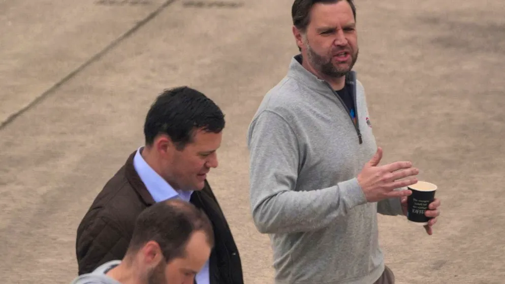 dpatopbilder - Vice President J.D. Vance on the tarmac during a scheduled refueling stop at Ramstein Air Base in Germany after participating in talks on Iran. Photo: Jacquelyn Martin/AP POOL/AP/dpa