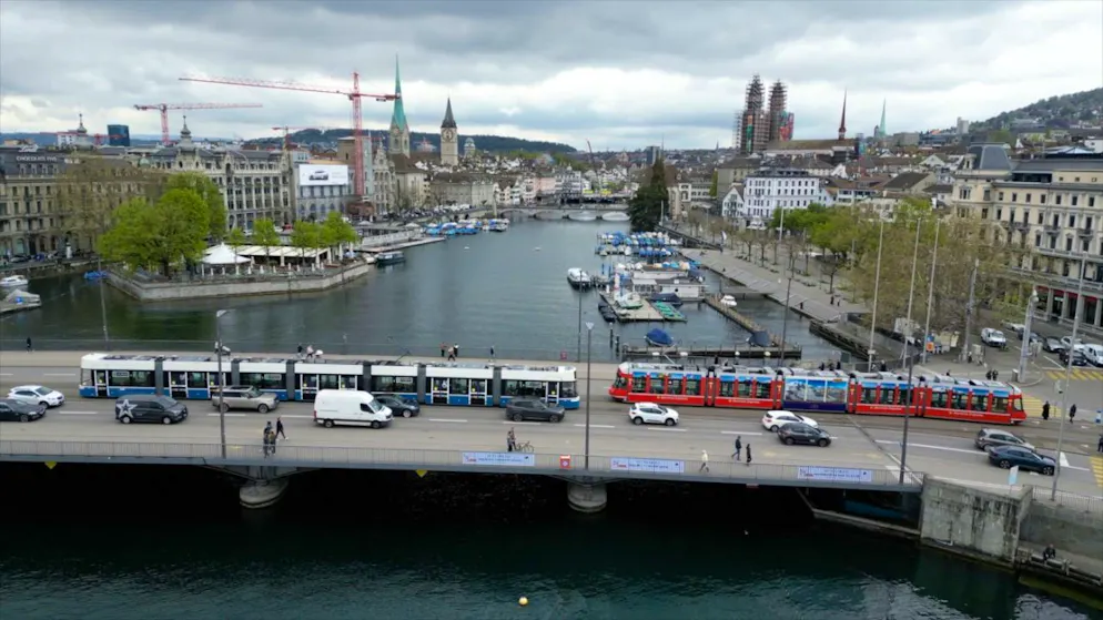 Folclore. Per Sechseläuten un tram di Zurigo scambia aspetto con la Ferrovia retica e viceversa