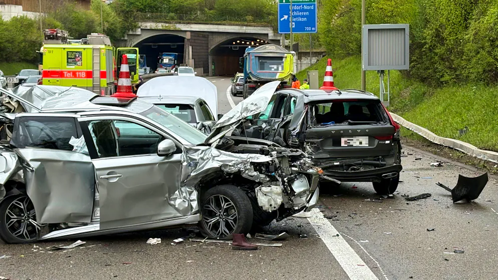 Vier Verletzte, darunter Baby. Lastwagen kracht in Fahrzeugkolonne – A3 stundenlang gesperrt