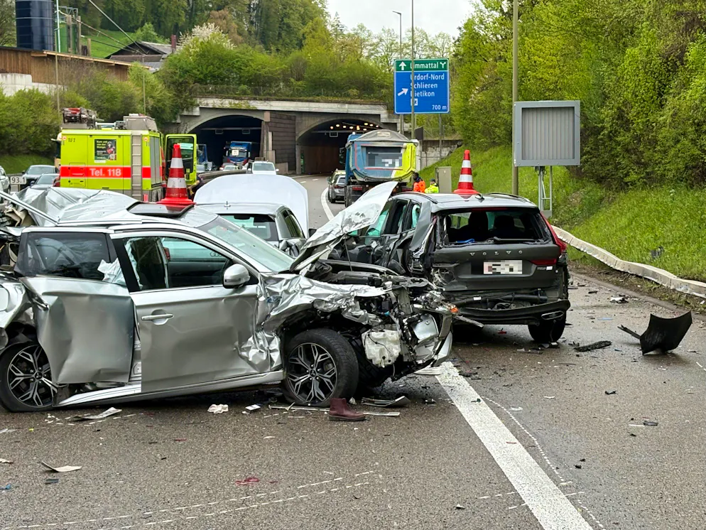 Bei dem Crash auf der A3 wurden vier Personen teilweise schwer verletzt. 
