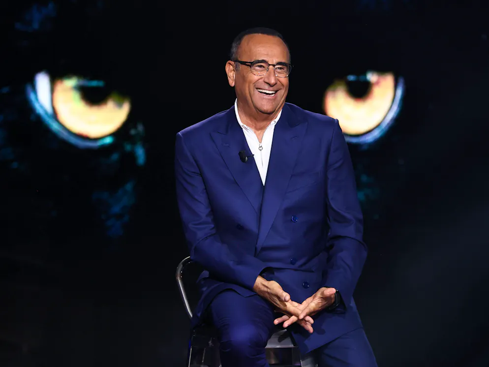 Il conduttore italiano Carlo Conti nello studio di «Belve».