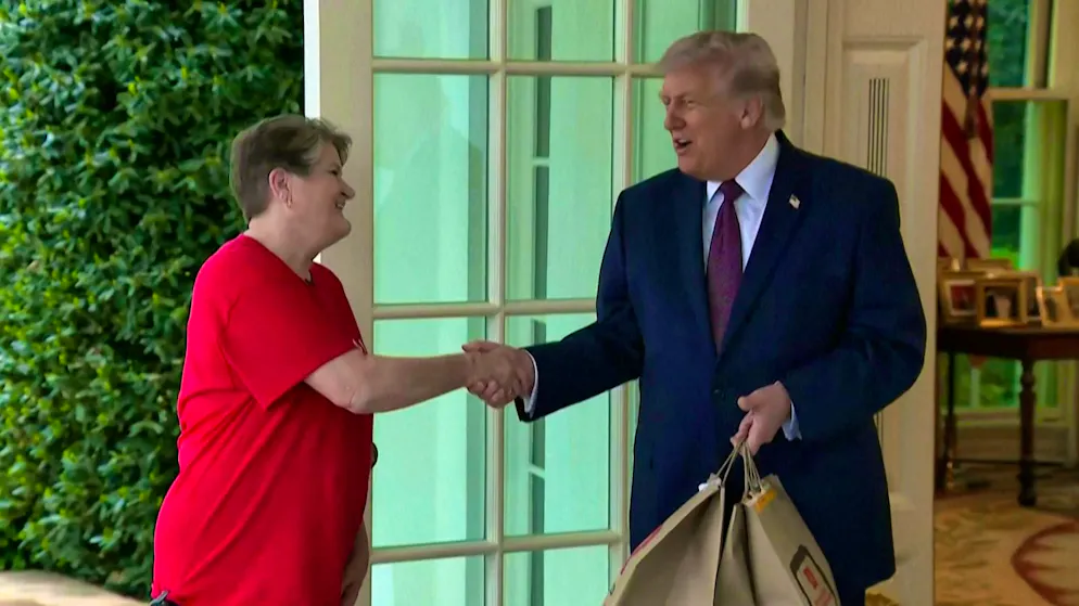 Ecco perché. Trump si fa consegnare hamburger e patatine da McDonald's direttamente alla Casa Bianca