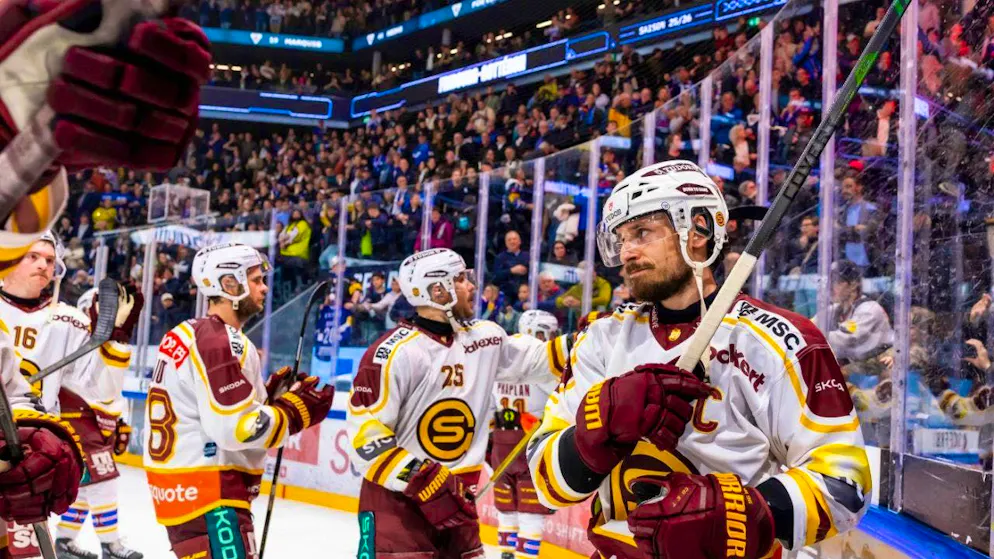 Servette captain Noah Rod (right) and his teammates say goodbye to their fans after their elimination in the playoff semi-finals