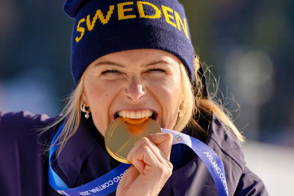 Frida Karlsson morde la sua seconda medaglia d'oro olimpica.