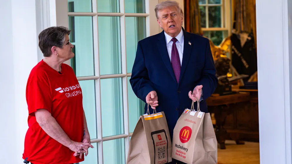 ... et 100 dollars de pourboire !. McDonald's, l'Iran et le pape: une conférence de presse surréaliste