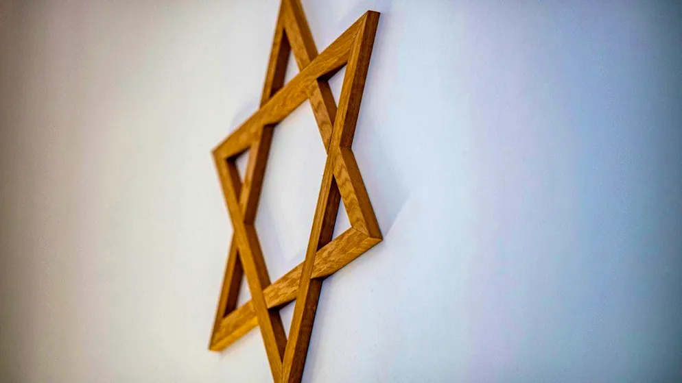 ARCHIVE - A Star of David in the prayer room of a synagogue. Photo: David Inderlied/dpa/Archive image