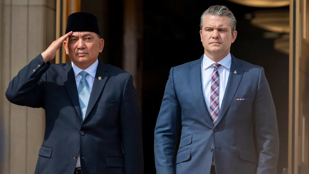 US-Verteidigungsminister Pete Hegseth (r.) und sein indonesischer Amtskollege Sjafrie Sjamsoeddin am Montag in Washington. 