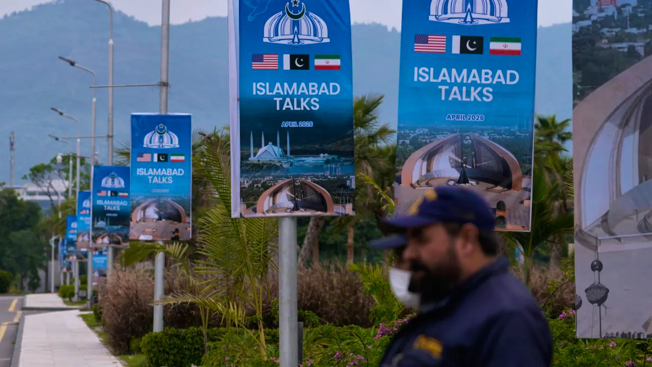 Politics. Pakistan urges new Iran-US talks