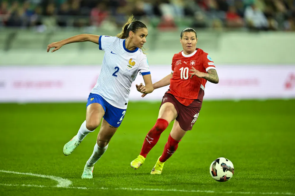 Im April 2025 bestritt Ramona Bachmann (rechts) ihre letzten Spiele, ehe sie sich im Juni in der Vorbereitung auf die EM das Kreuzband riss.