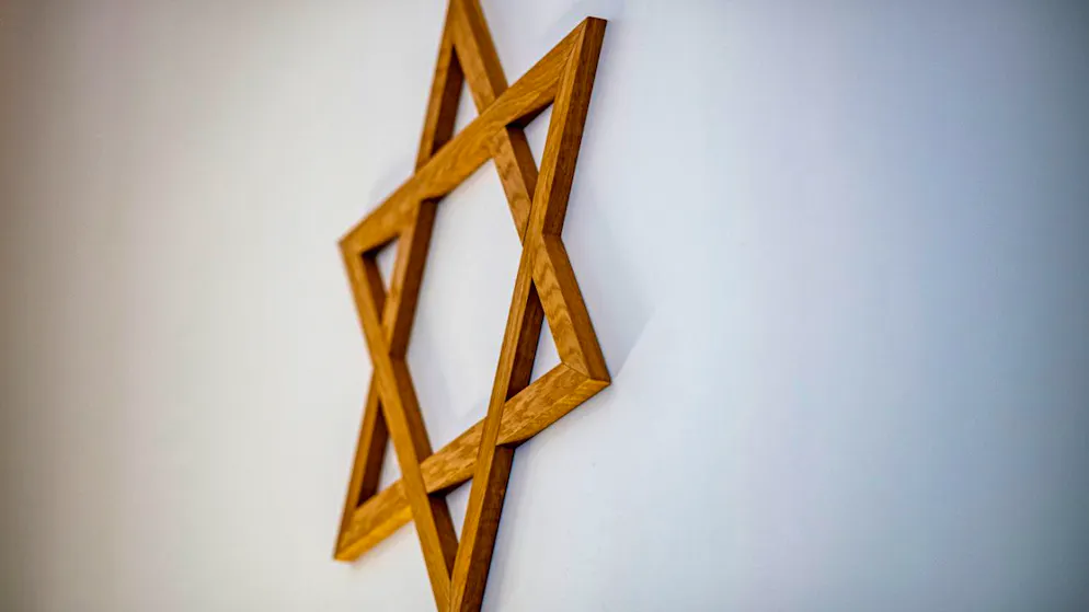 ARCHIV – Ein Davidstern im Gebetsraum einer Synagoge. Foto: David Inderlied/dpa/Archivbild