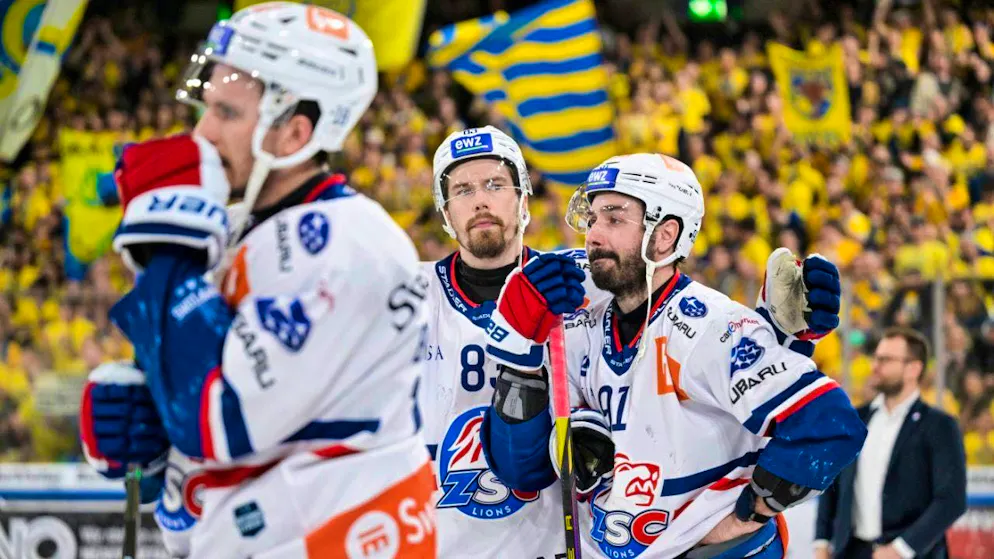 The disappointment of being eliminated in the playoff semi-finals against HCD is written all over the faces of ZSC players Juho Lammikko (center) and Denis Hollenstein (right)