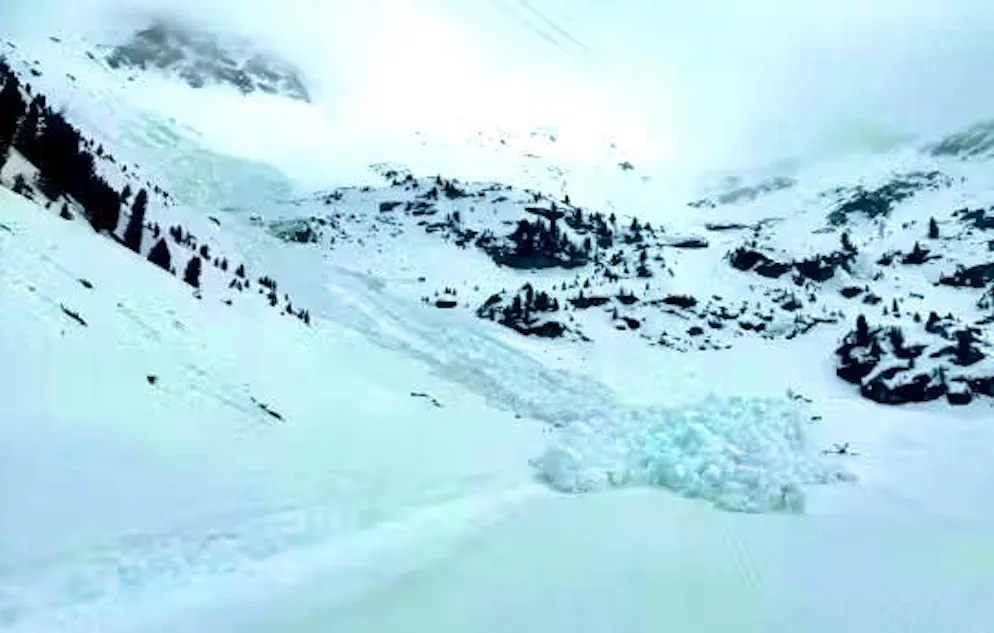 Le risque d’avalanche est «marqué» (niveau 3) en Valais: des départs spontanés sont possibles. Illustration dans la région de Verbier, où une très grande plaque mouillée s’est décrochée en versant nord-ouest le 12 avril dernier.